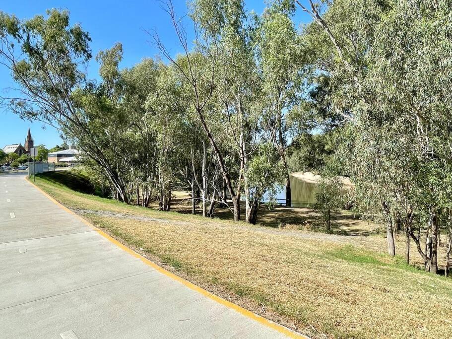 “Riverbank Retreat” Central Unit On The River Apartment Wagga Wagga Exterior photo