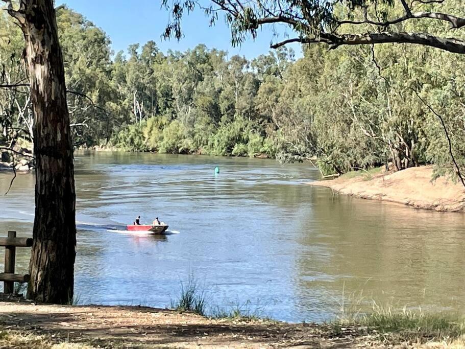 “Riverbank Retreat” Central Unit On The River Apartment Wagga Wagga Exterior photo